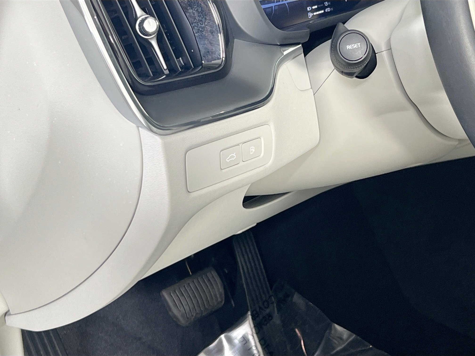 Used 2025 Volvo XC60 T8 Core w/ Protection Package Premier image 10