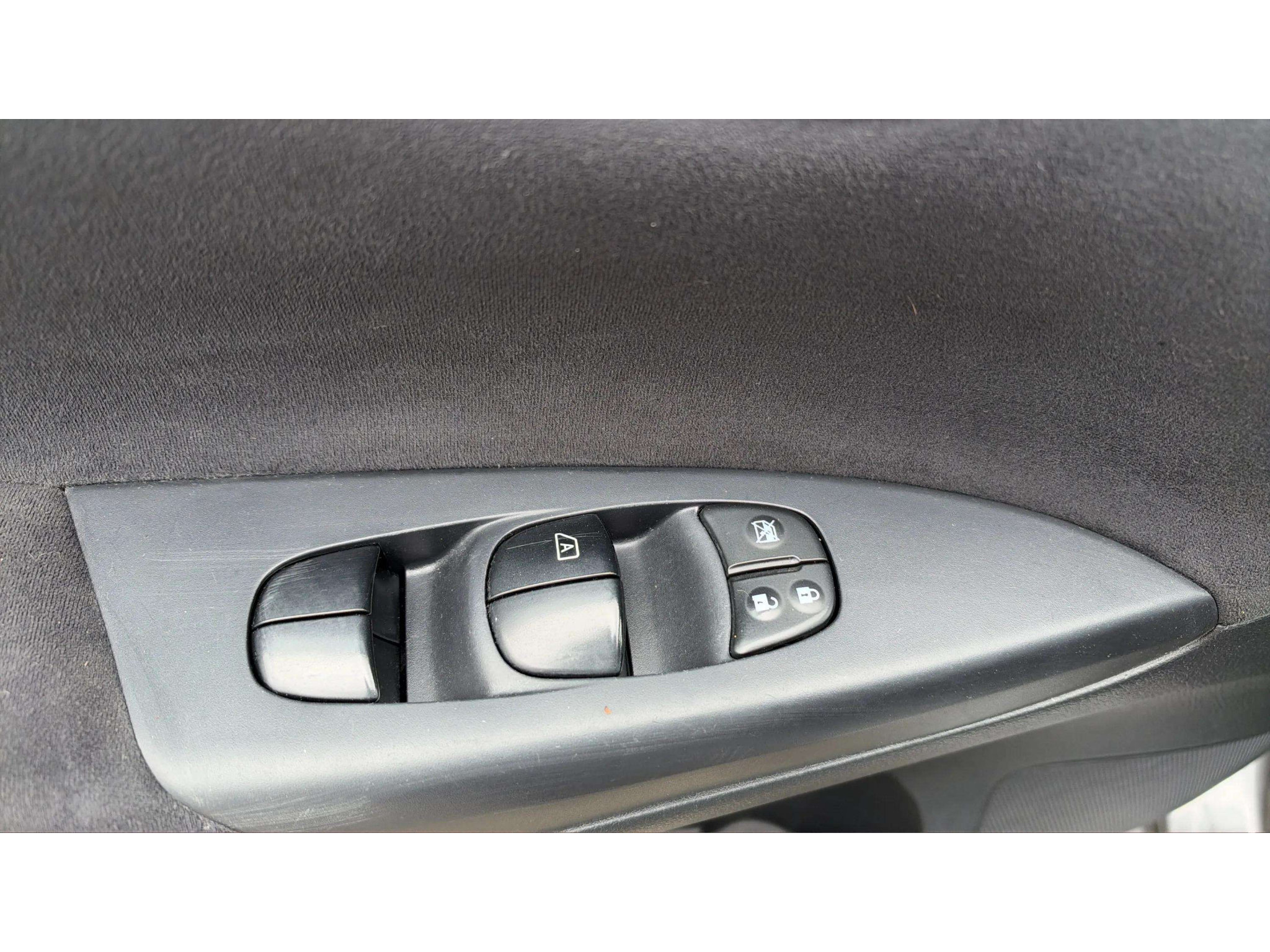 Used 2015 Nissan Sentra SR w/ Navigation Package FWD image 19