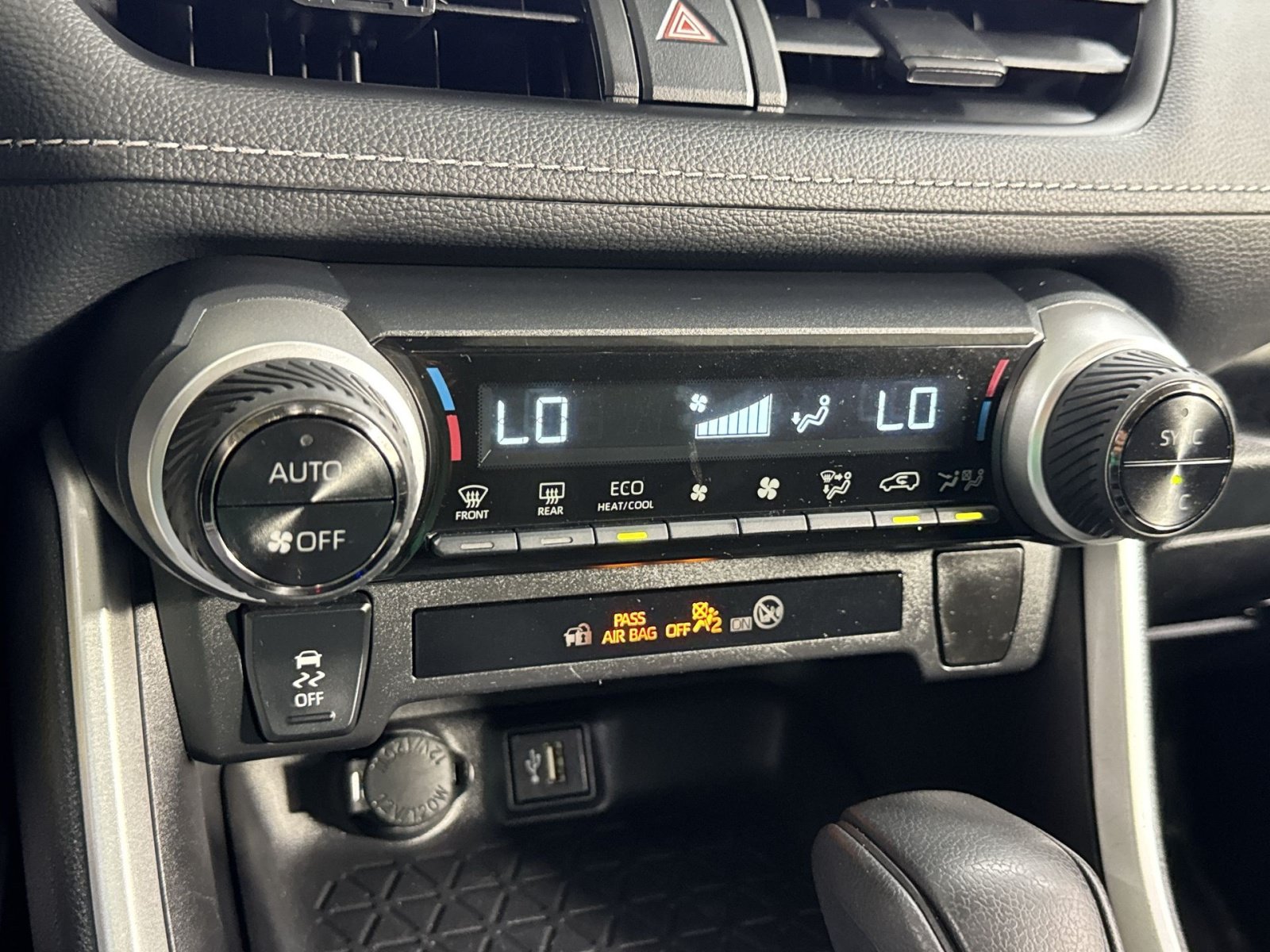 Used 2024 Toyota RAV4 LE AWD/4WD image 31
