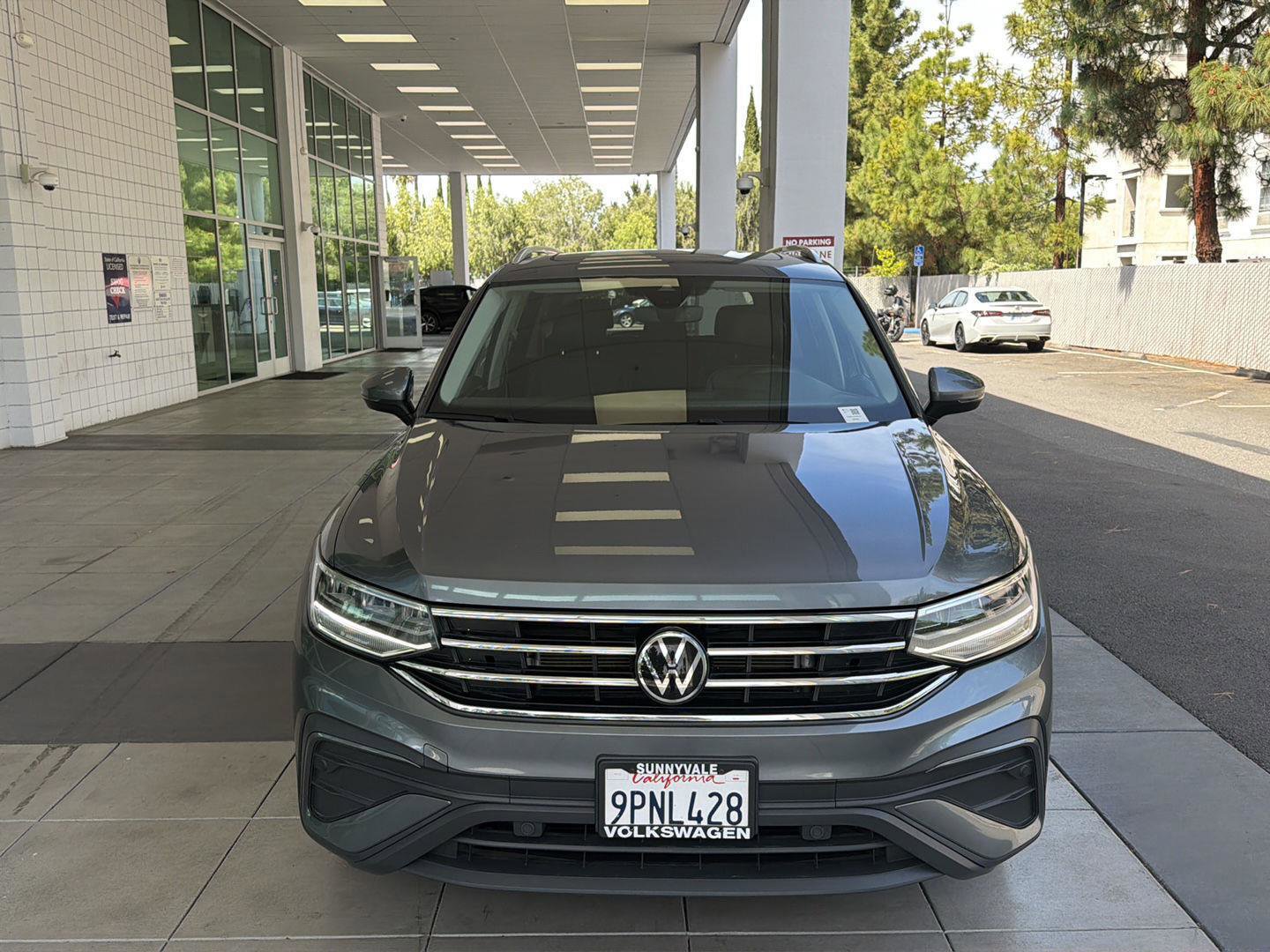Certified 2024 Volkswagen Tiguan SE w/ Panoramic Sunroof Package AWD/4WD image 8