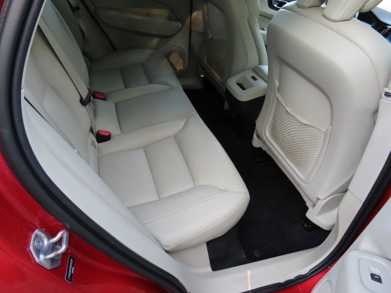 Used 2019 Volvo XC60 T6 Momentum w/ Multimedia Package AWD/4WD image 14