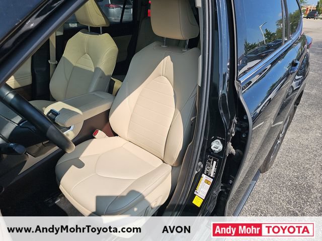 Used 2022 Toyota Highlander XLE AWD/4WD image 10