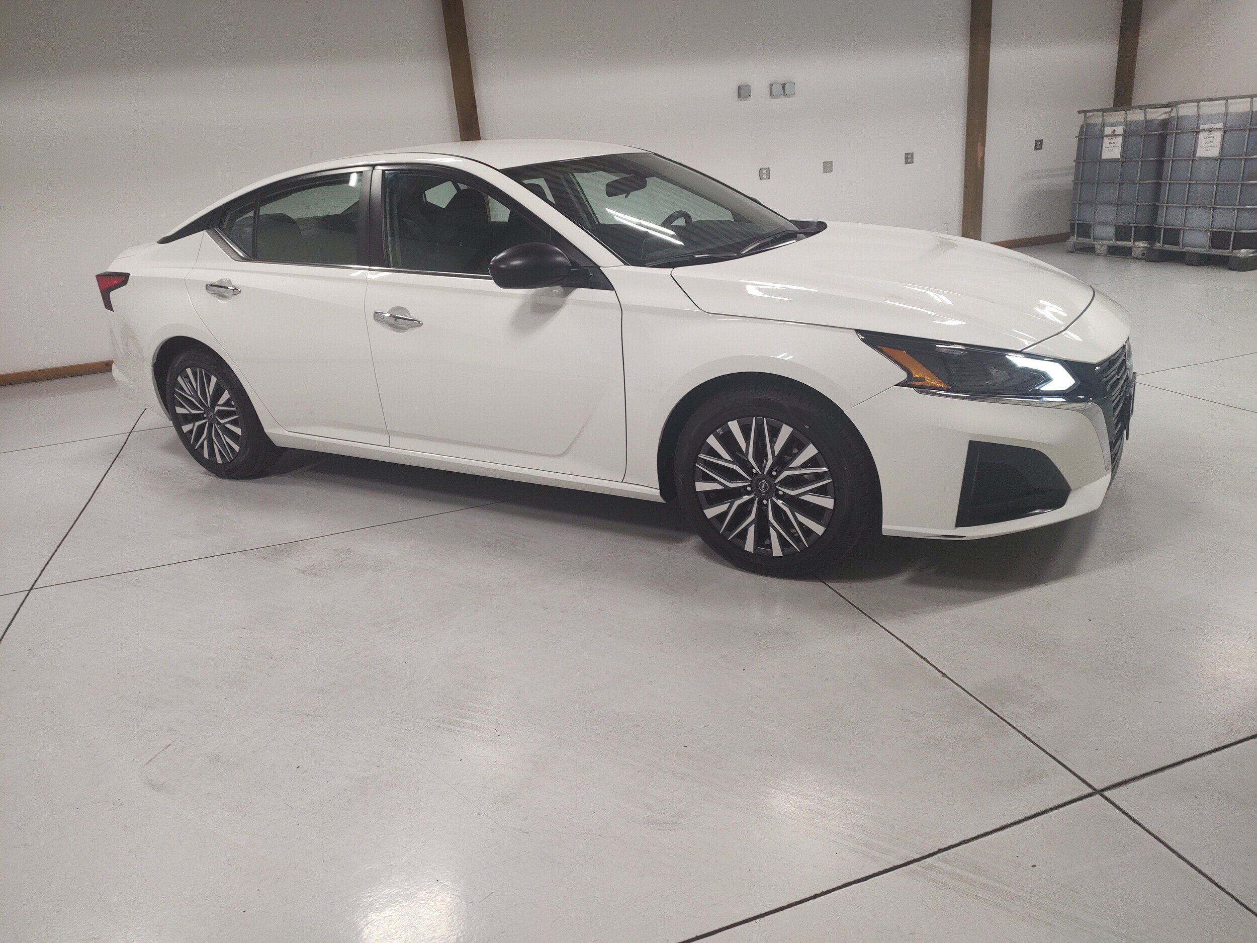 Used 2025 Nissan Altima 2.5 SV FWD image 2