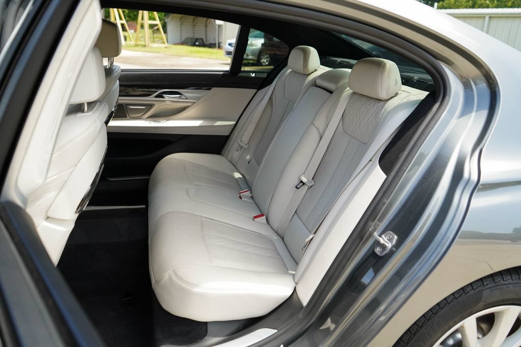 Used 2019 BMW 750i w/ Executive Package RWD image 9