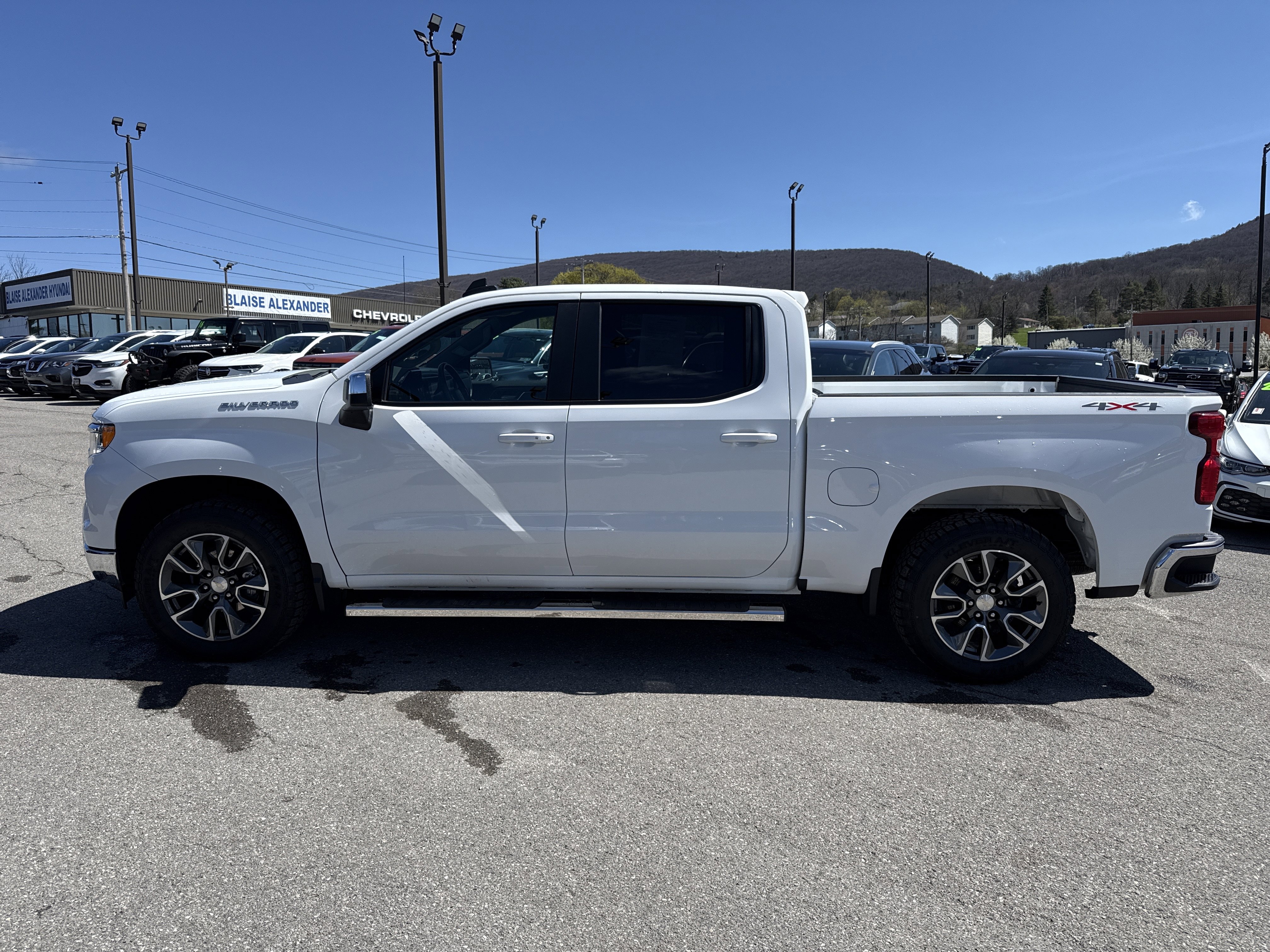 Used 2023 Chevrolet Silverado 1500 LT image 7
