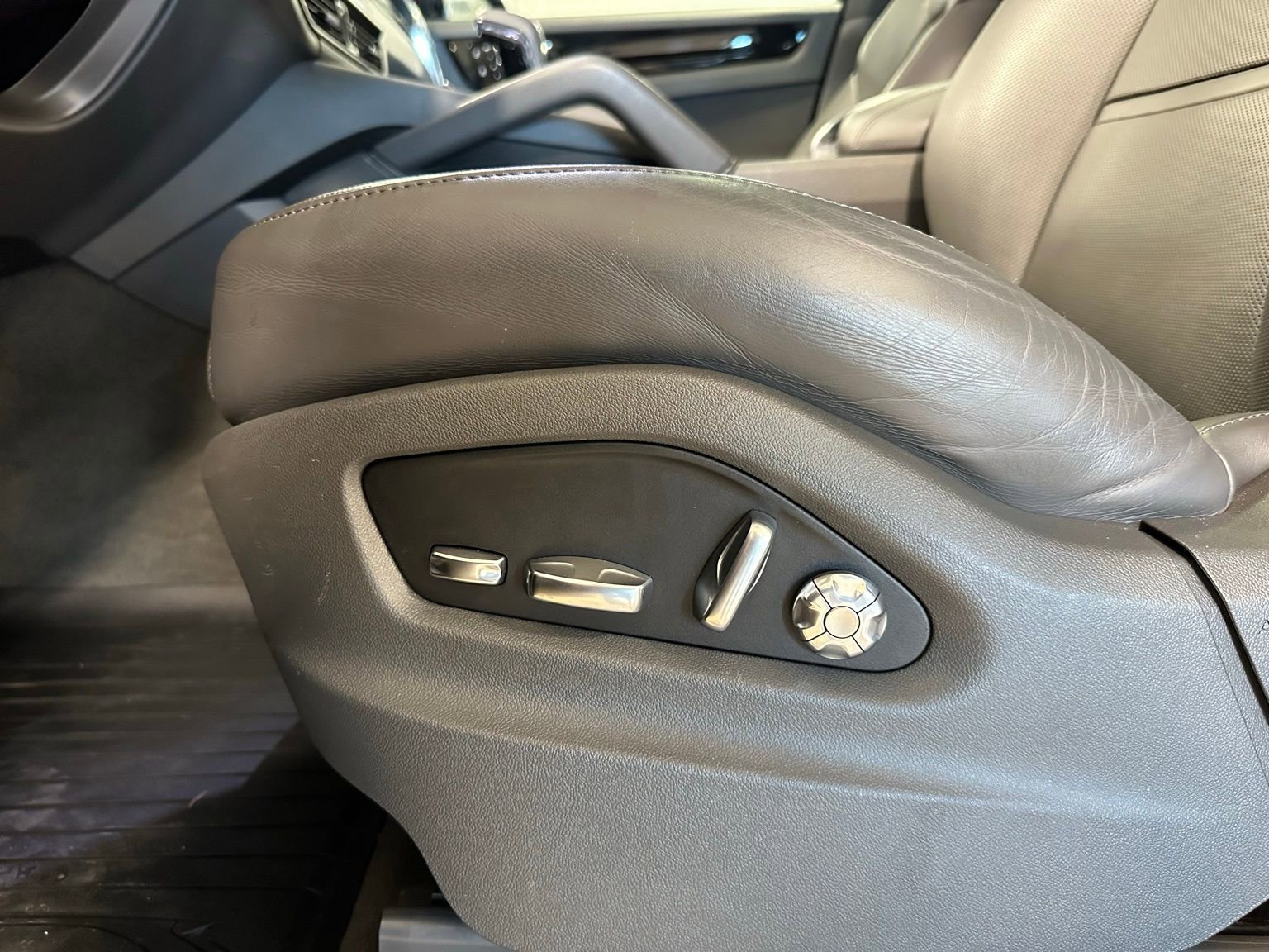 Used 2021 Porsche Cayenne image 15