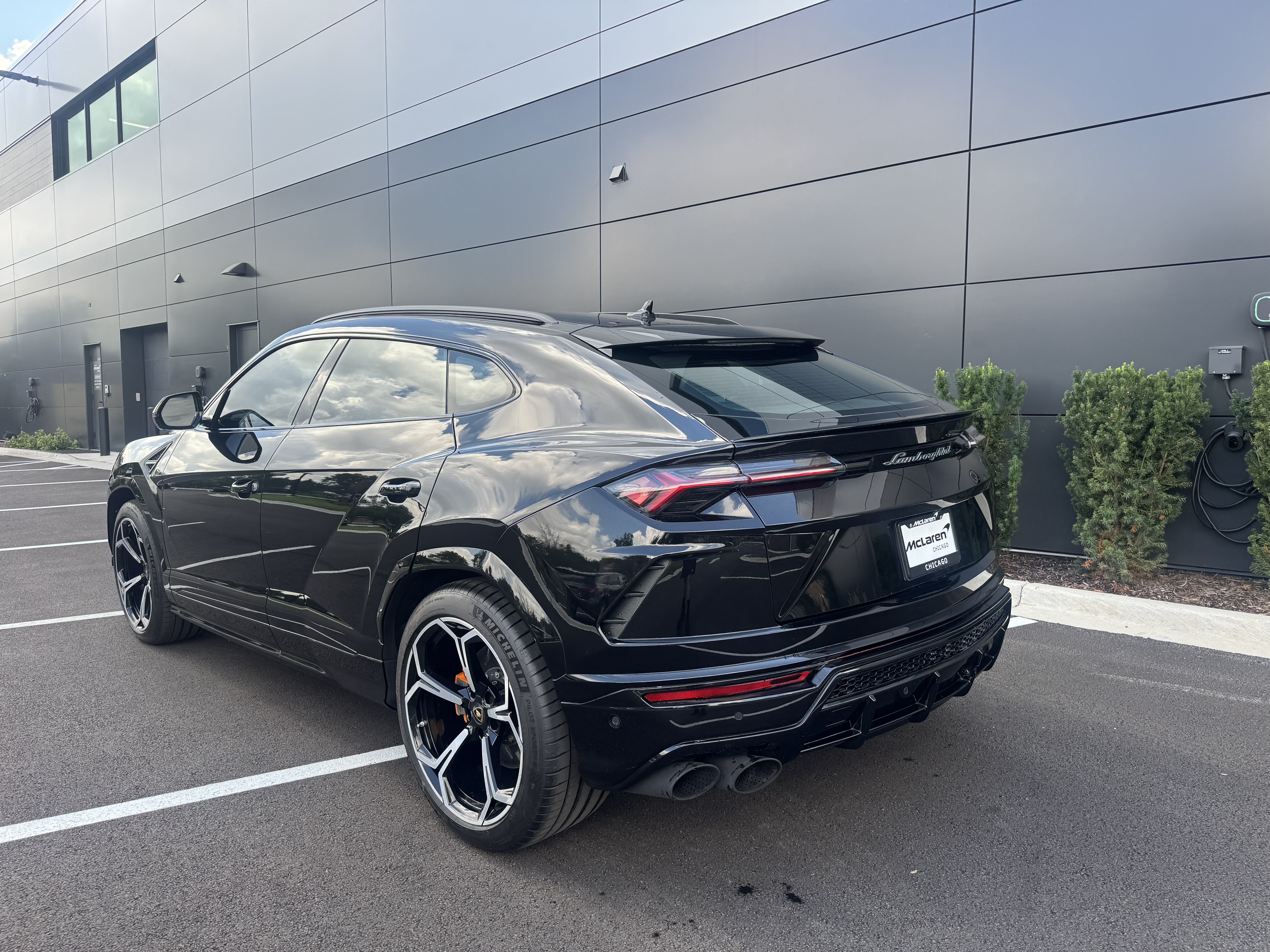 Used 2020 Lamborghini Urus AWD/4WD image 3