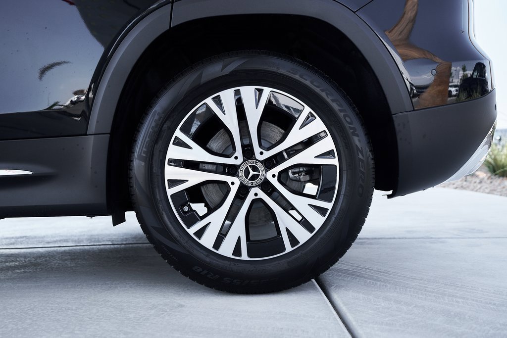 Used 2025 Mercedes-Benz GLB 250 4MATIC w/ Exclusive Package image 8