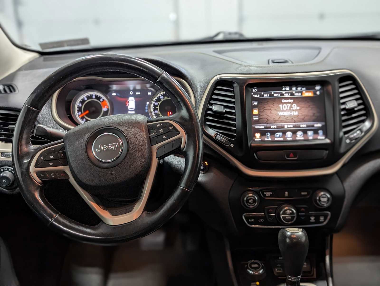 Used 2017 Jeep Cherokee Limited AWD/4WD image 5