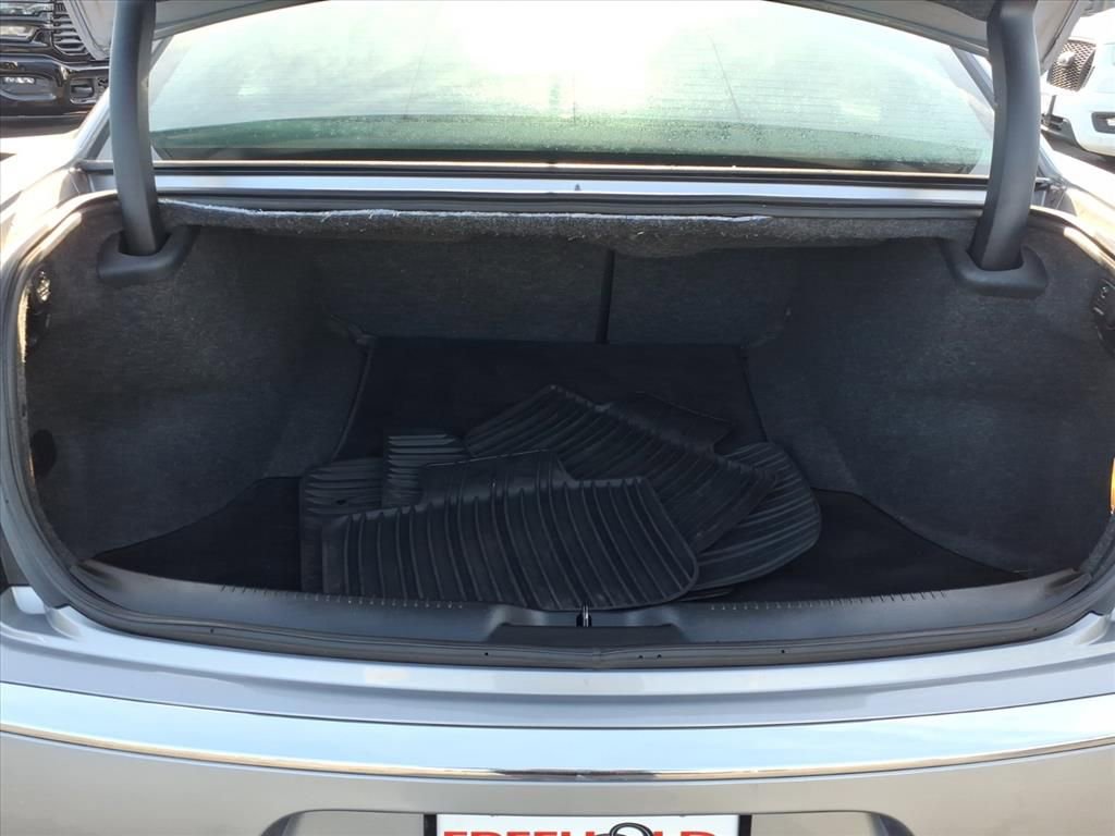 Used 2018 Chrysler 300 Limited image 18