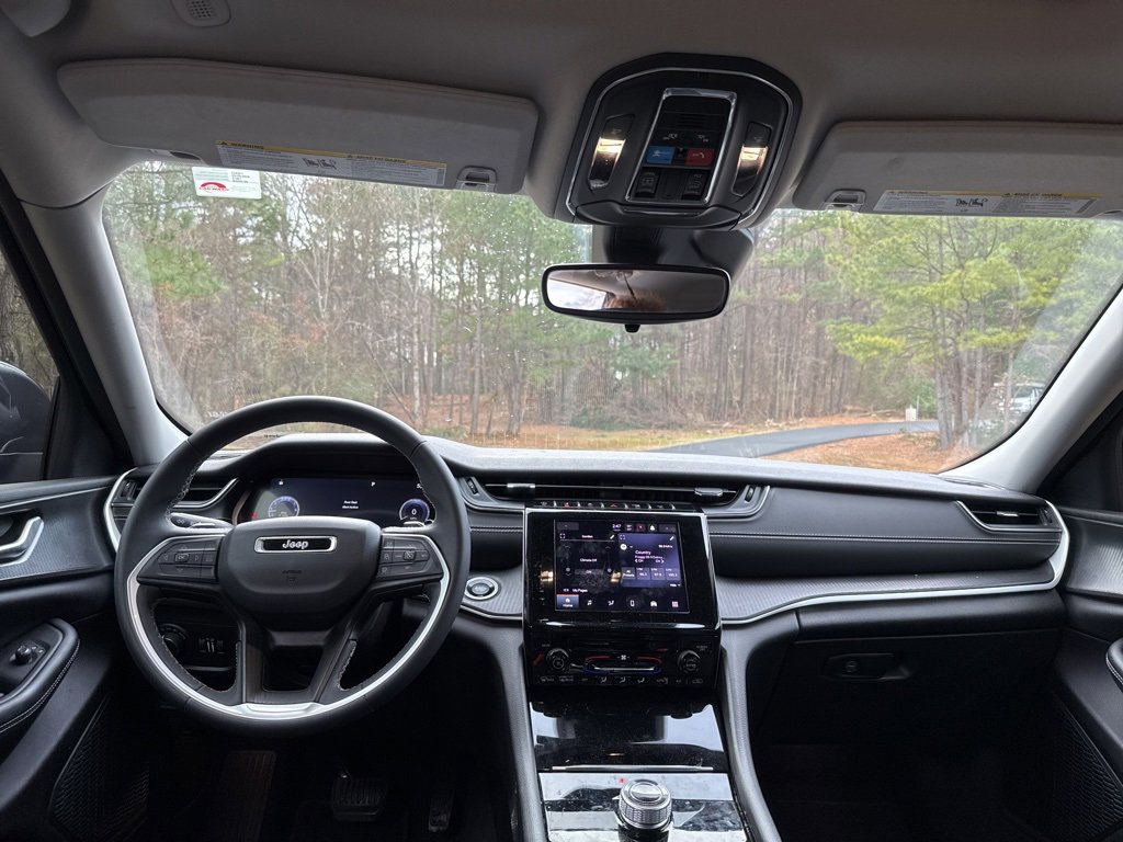 Used 2023 Jeep Grand Cherokee Laredo image 14