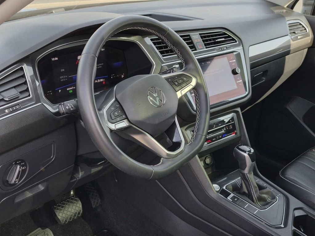 Used 2022 Volkswagen Tiguan SE w/ Panoramic Sunroof Package image 23