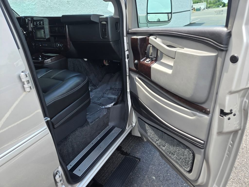 Used 2019 Chevrolet Express 2500 w/ Enhanced Convenience Package image 25