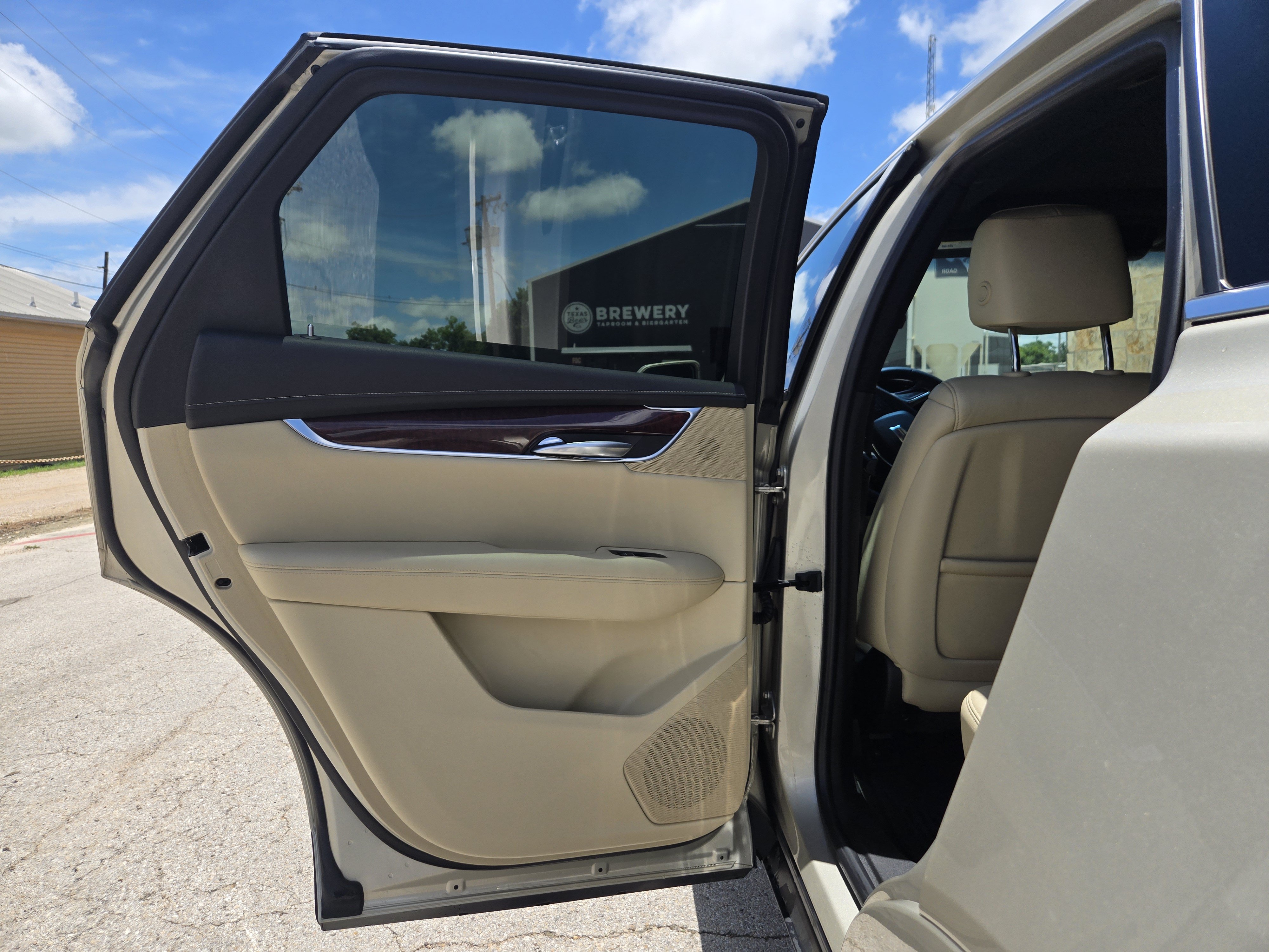 Used 2017 Cadillac XT5 Luxury w/ Driver Awareness Package FWD image 6
