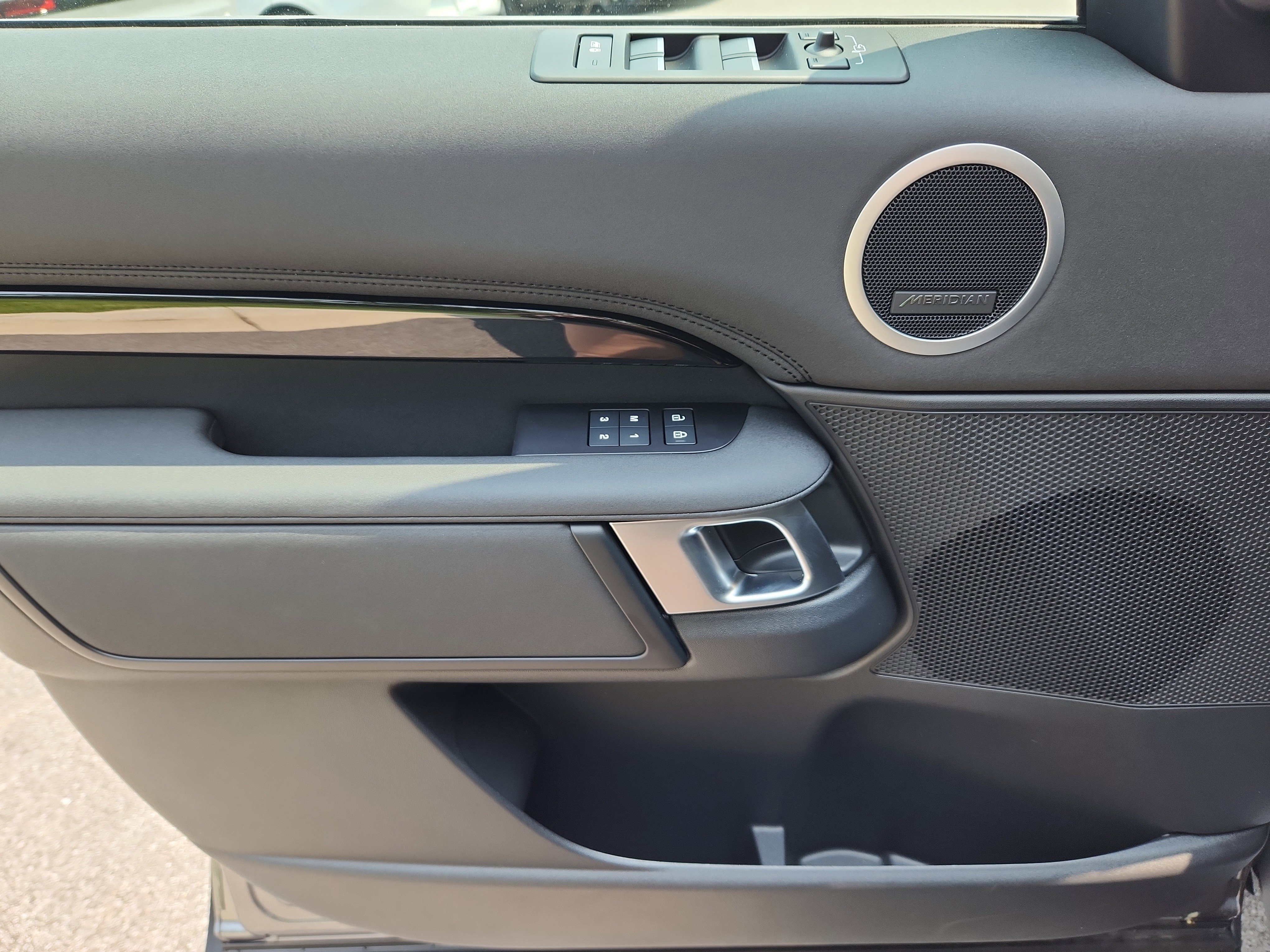 New 2025 Land Rover Discovery S image 24