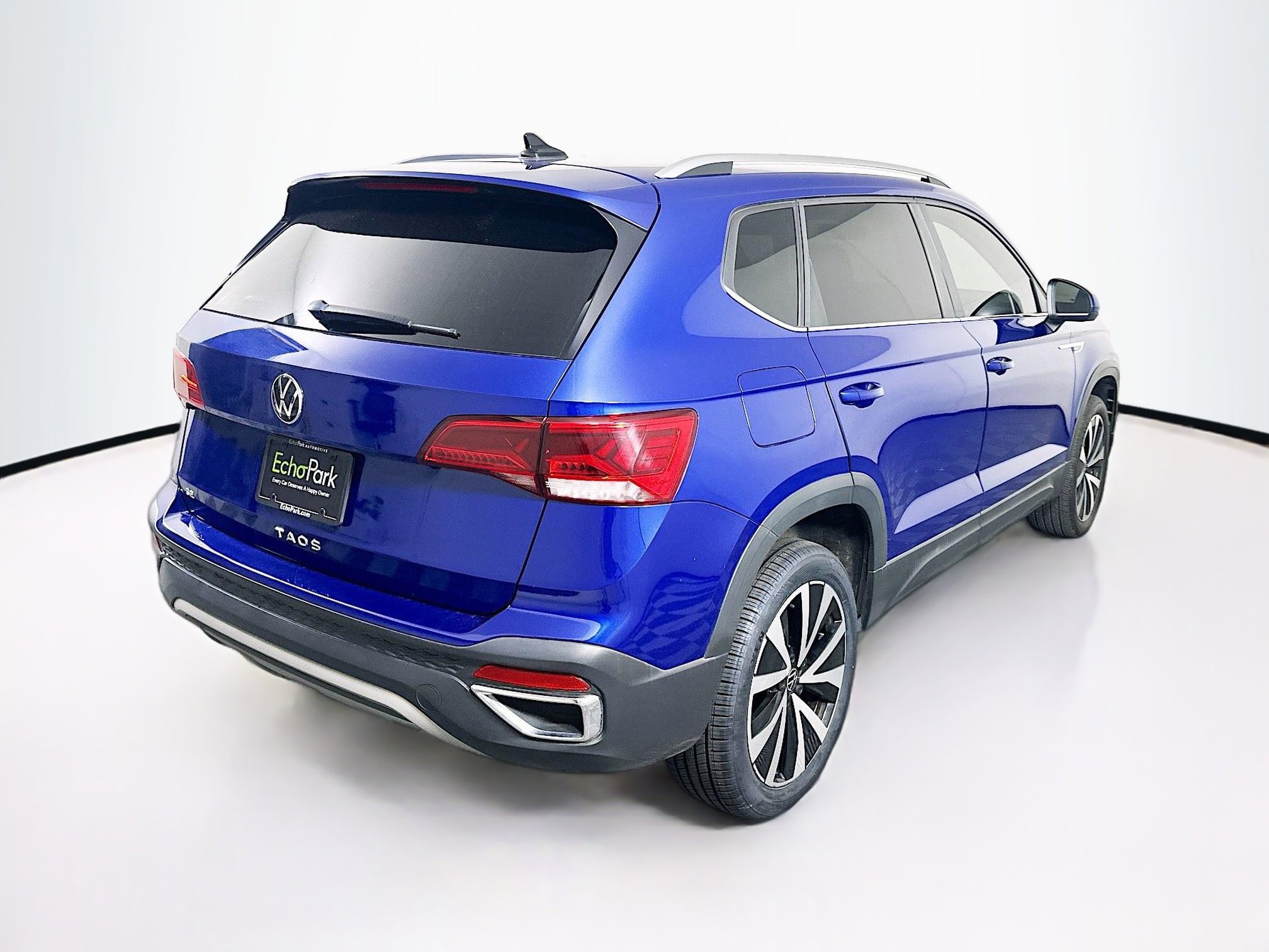 Used 2024 Volkswagen Taos SE w/ MDO Package image 9