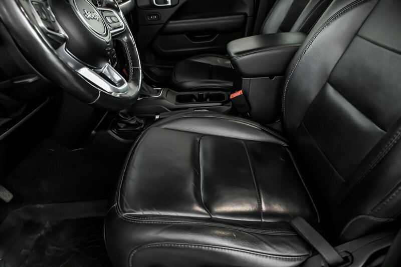 Used 2019 Jeep Wrangler Unlimited Sahara AWD/4WD image 17