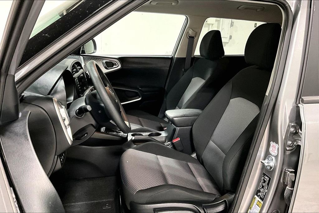 Used 2025 Kia Soul LX FWD image 33