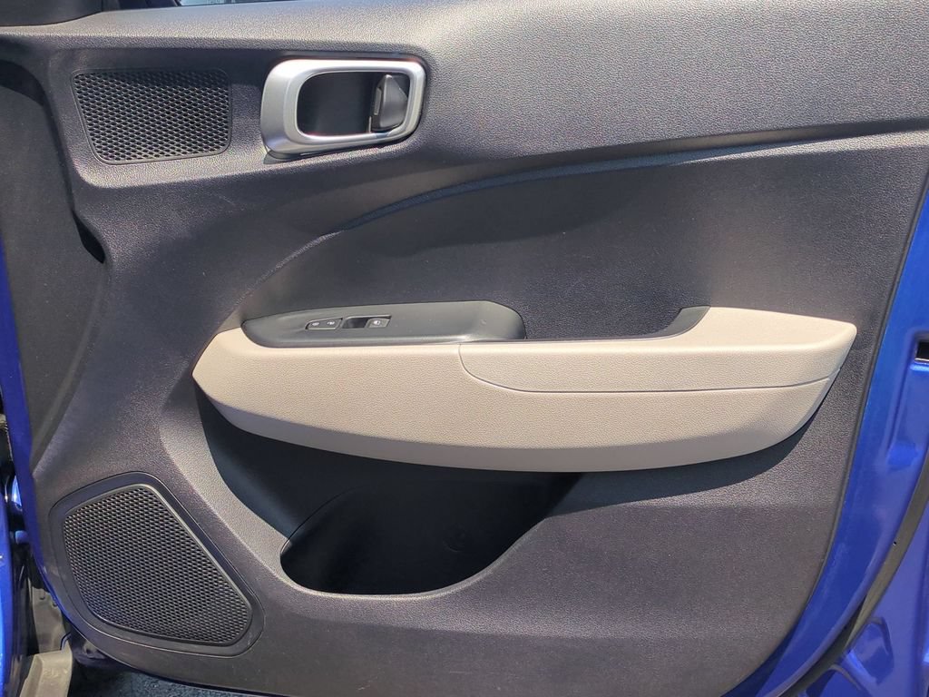 Used 2025 Hyundai Venue SEL FWD image 32