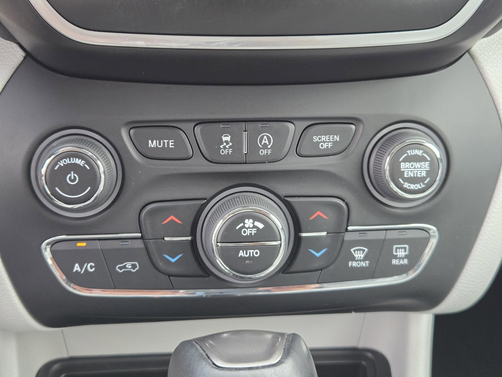 Certified 2022 Jeep Cherokee Latitude Lux w/ Sun & Sound Group AWD/4WD image 13