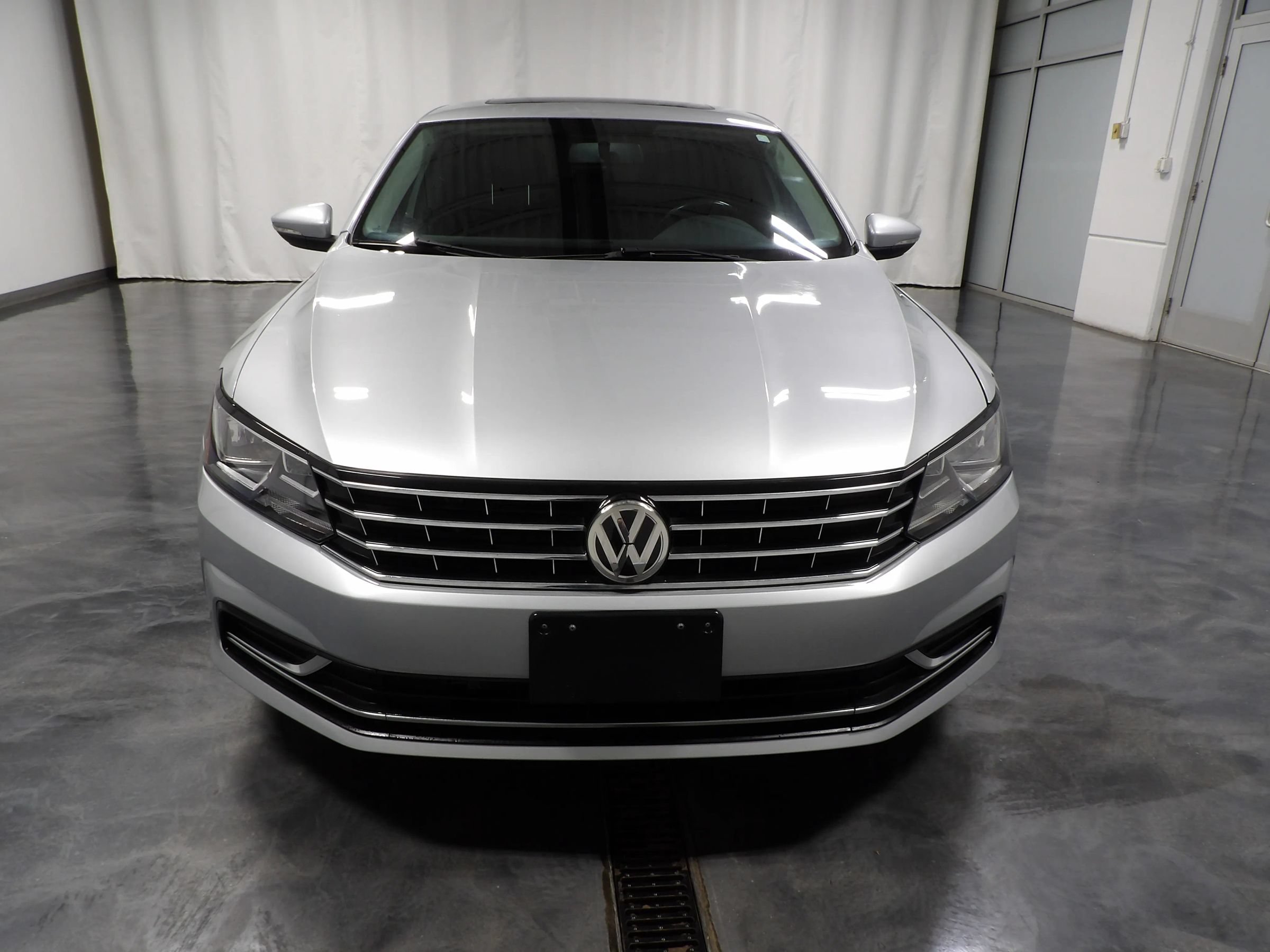 Used 2016 Volkswagen Passat 1.8T SE FWD image 2