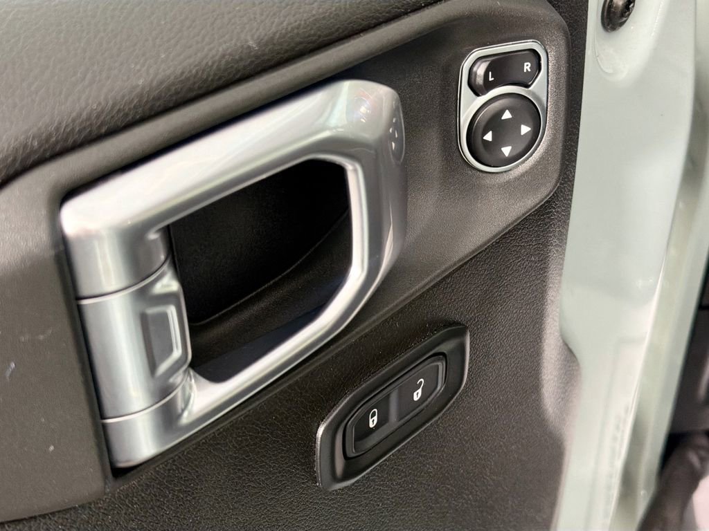 Used 2023 Jeep Wrangler Unlimited Rubicon w/ Cold Weather Group AWD/4WD image 18