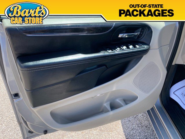 Used 2015 Chrysler Town & Country Limited Platinum FWD image 21