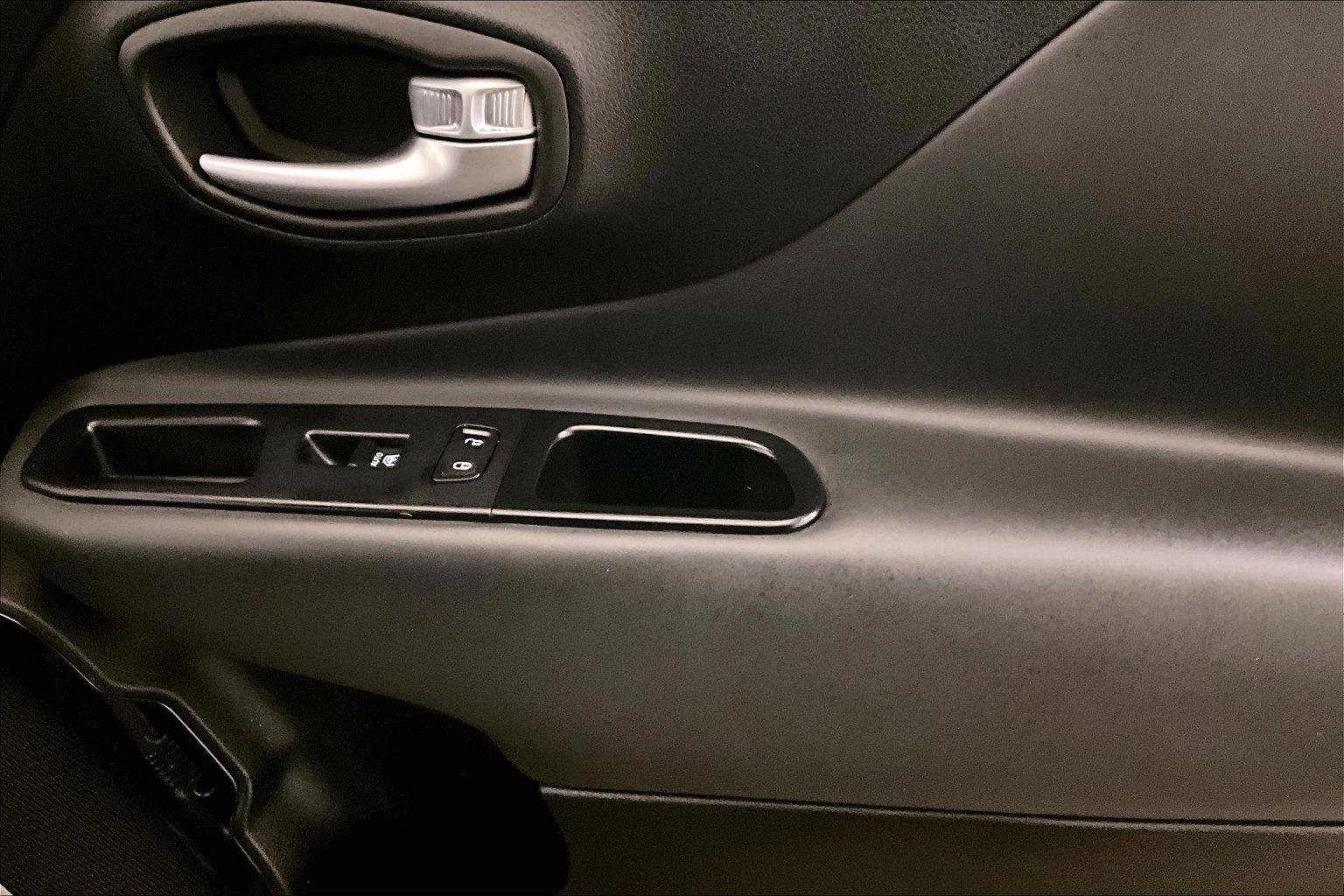 Used 2018 Jeep Renegade Altitude image 23