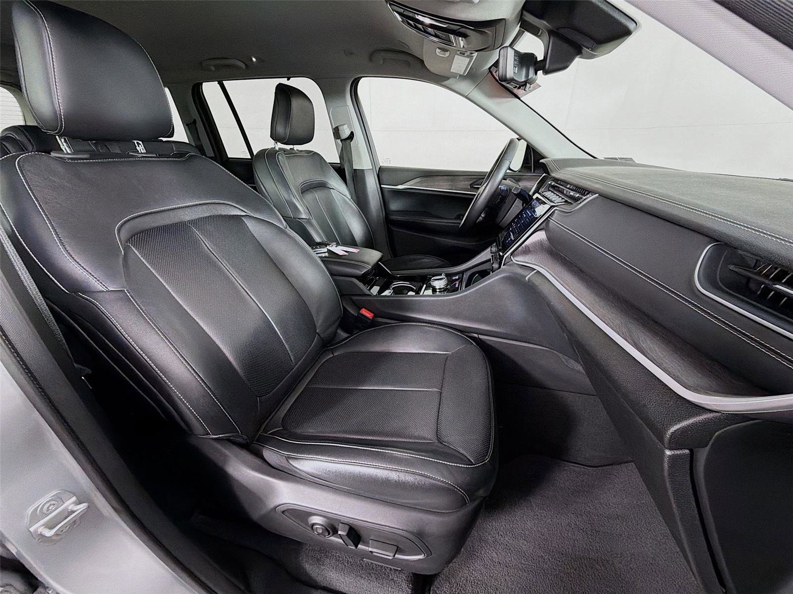 Used 2022 Jeep Grand Cherokee Limited w/ Luxury Tech Group II AWD/4WD image 27