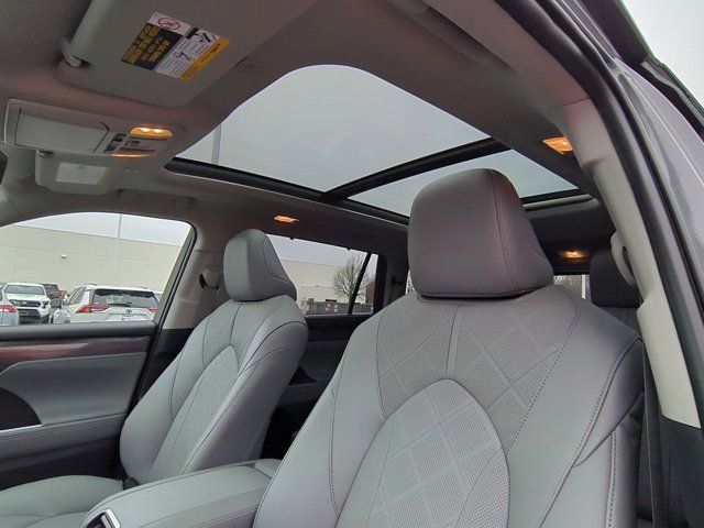Used 2025 Toyota Highlander Platinum image 10