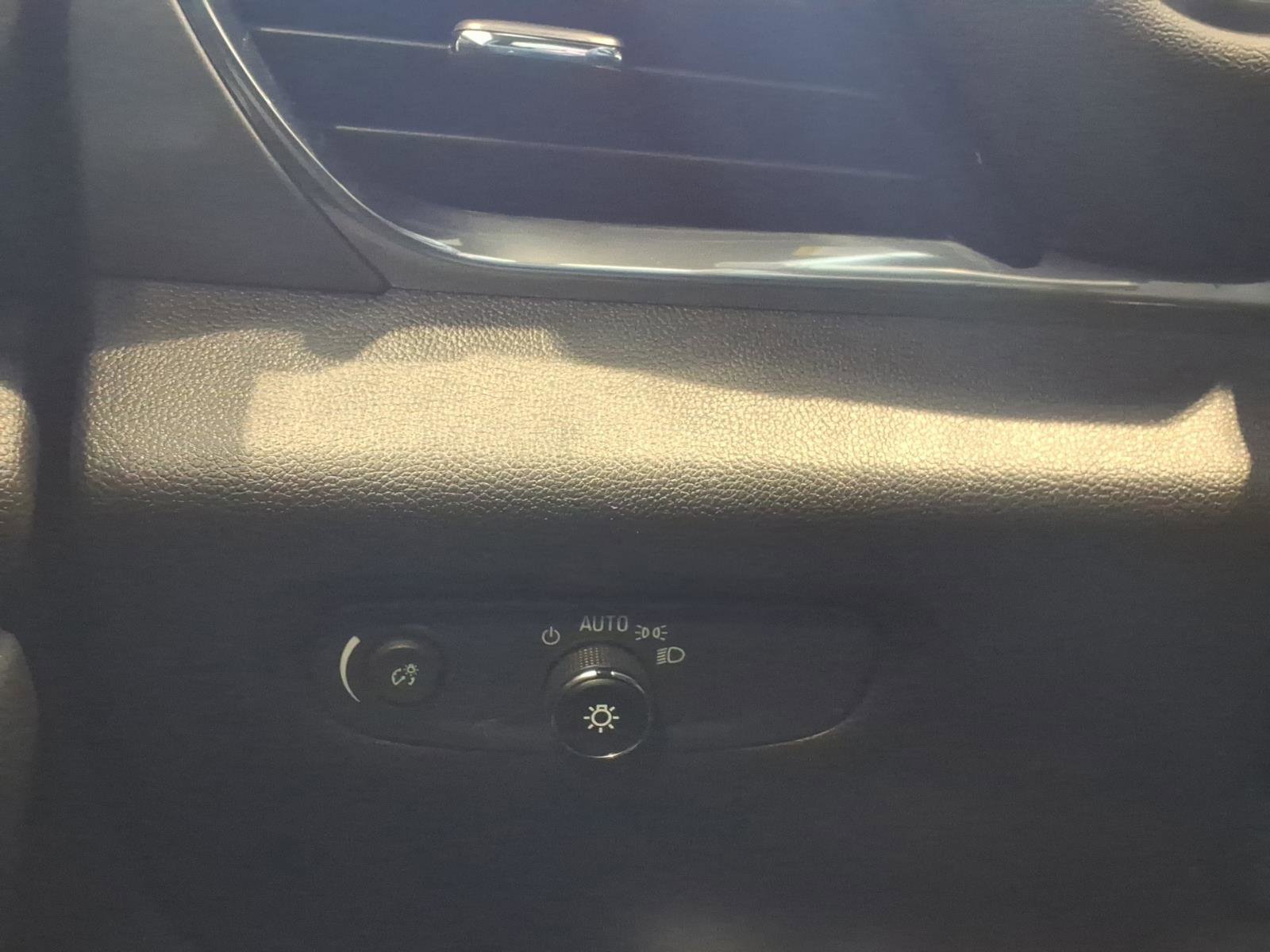 Used 2023 Chevrolet Traverse LT image 28