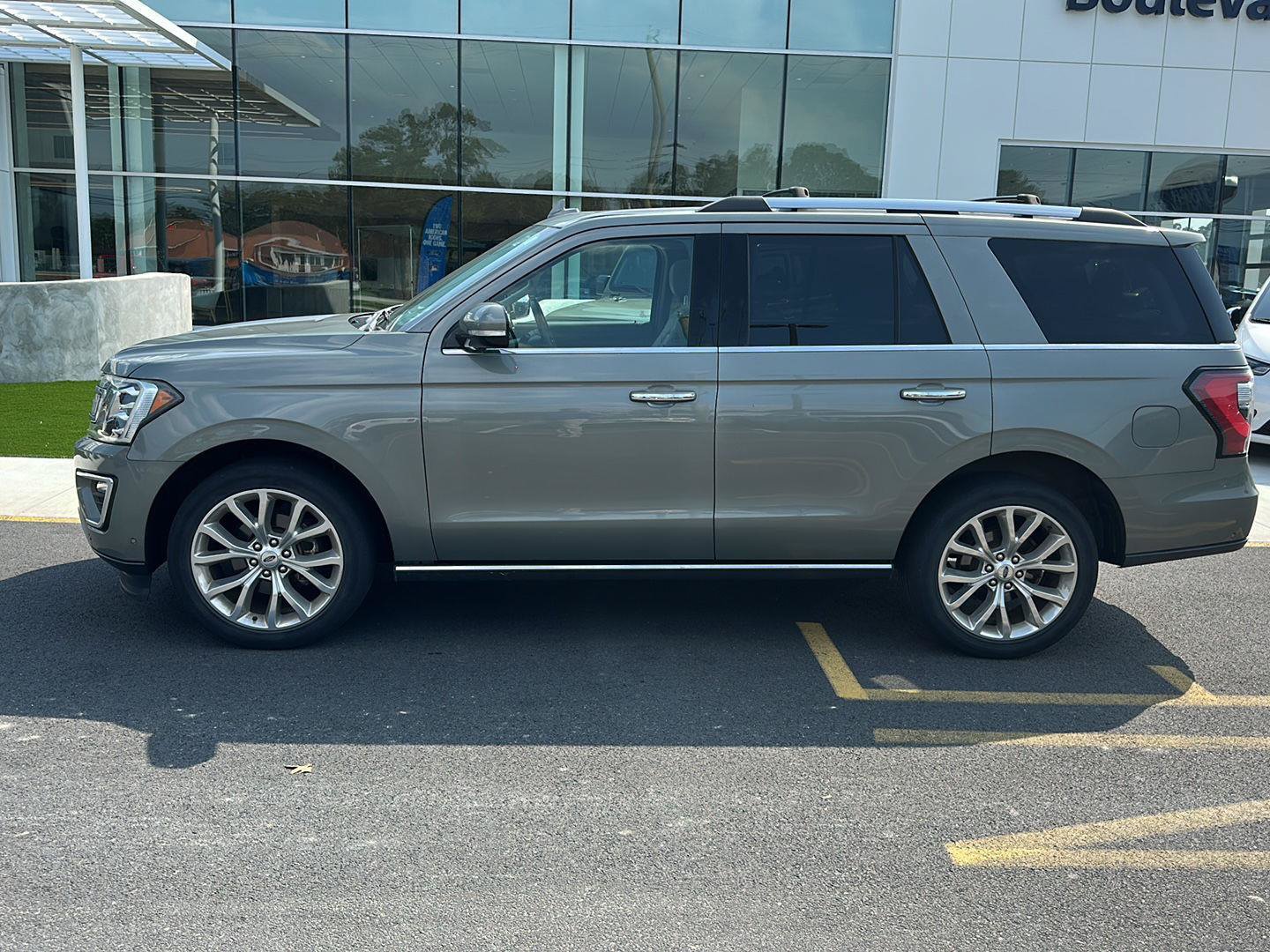 Used 2019 Ford Expedition Limited w/ Equipment Group 302A AWD/4WD image 8
