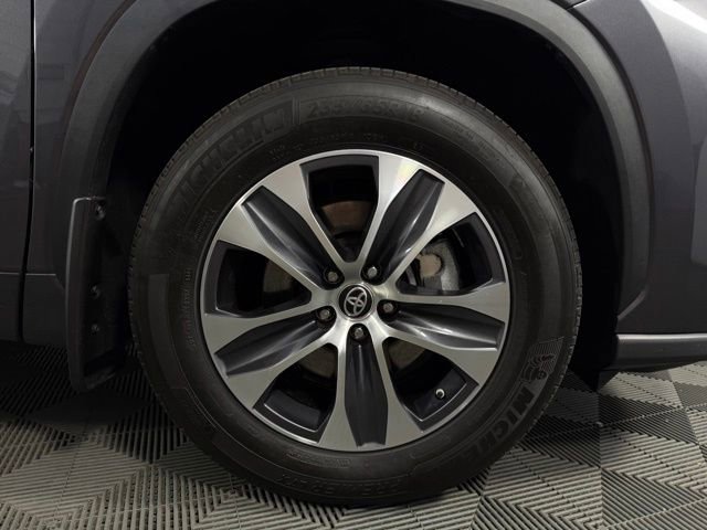 Used 2024 Toyota Highlander XLE image 11