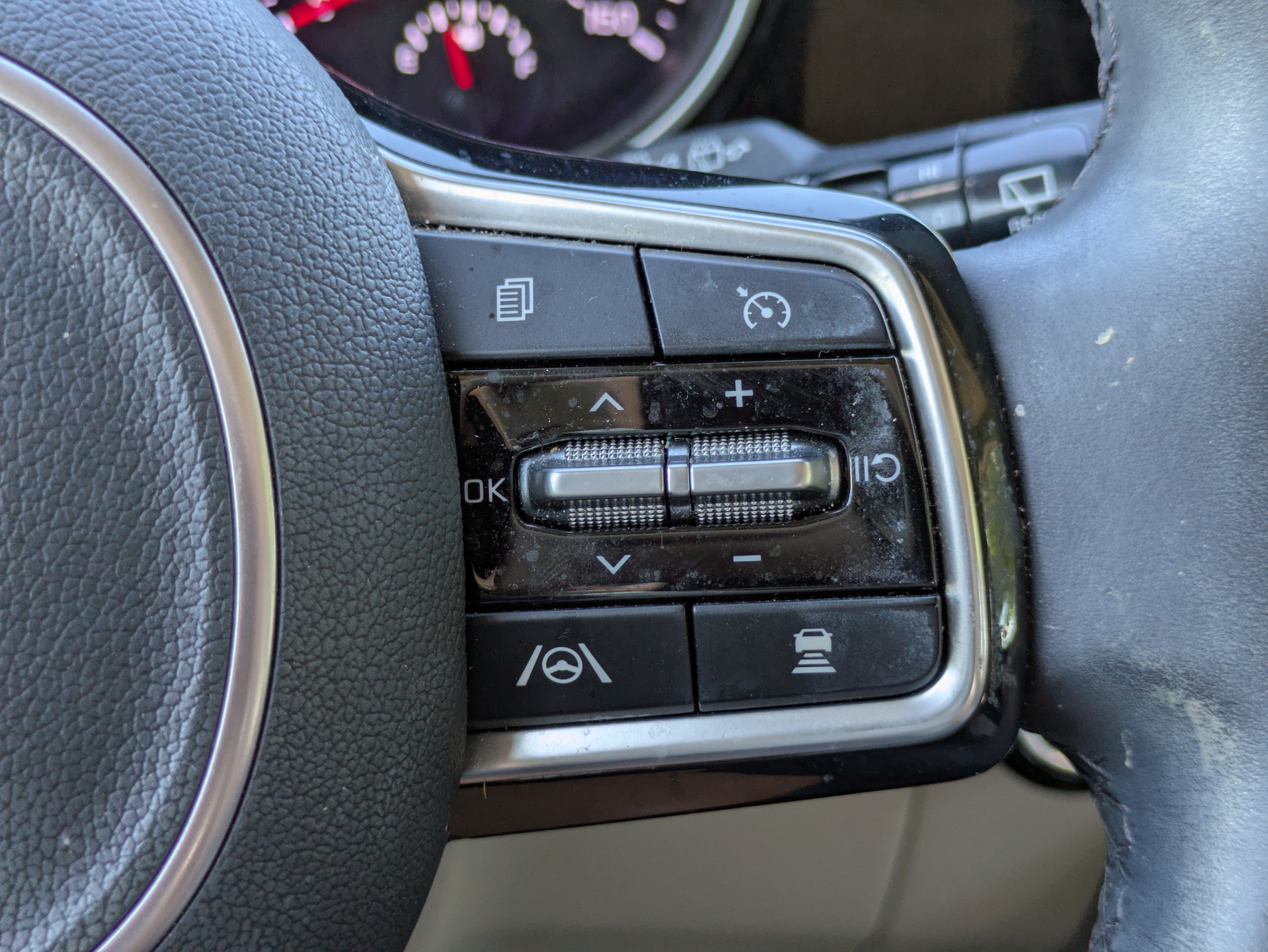 Used 2024 Kia Carnival EX FWD image 25