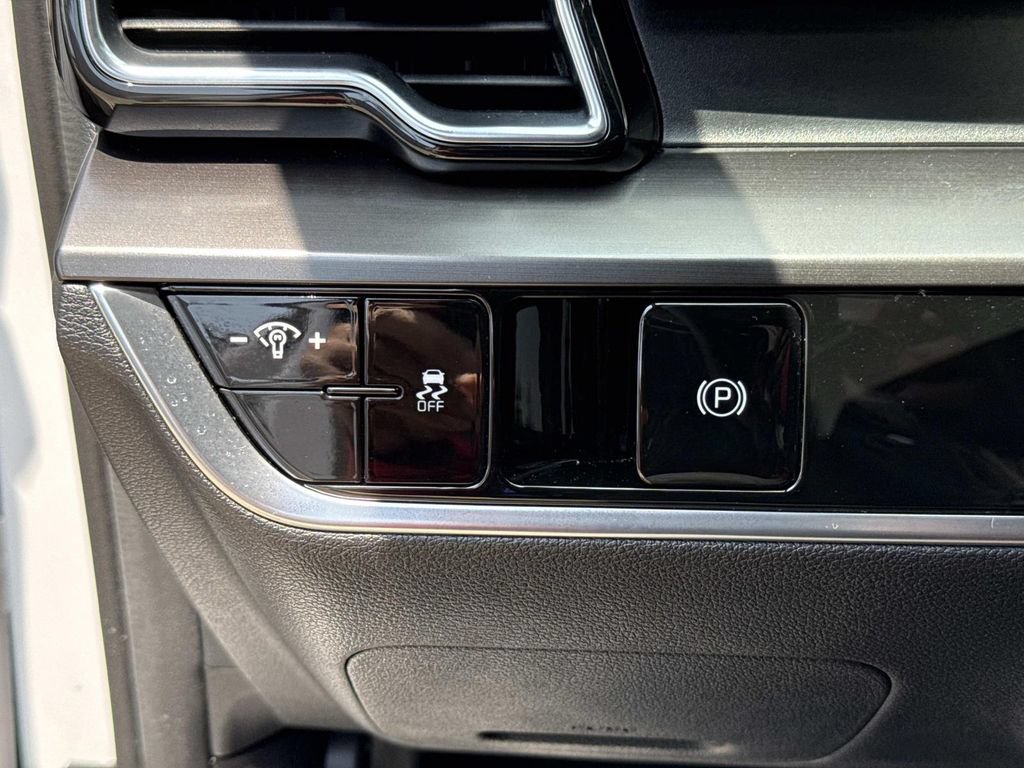Used 2025 Kia Sportage EX FWD image 42