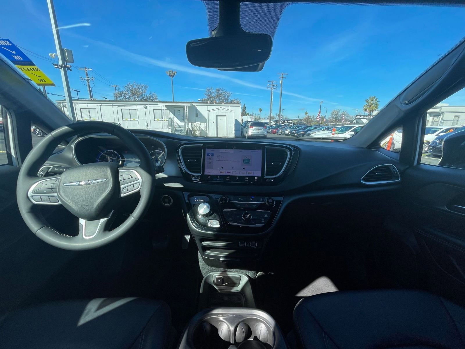 Used 2025 Chrysler Pacifica Select image 30