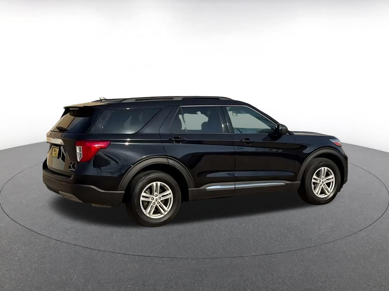 Used 2024 Ford Explorer XLT w/ Equipment Group 202A AWD/4WD image 13