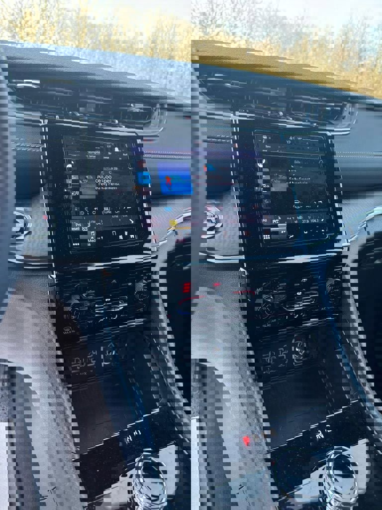 Used 2025 Jeep Grand Cherokee Altitude image 13