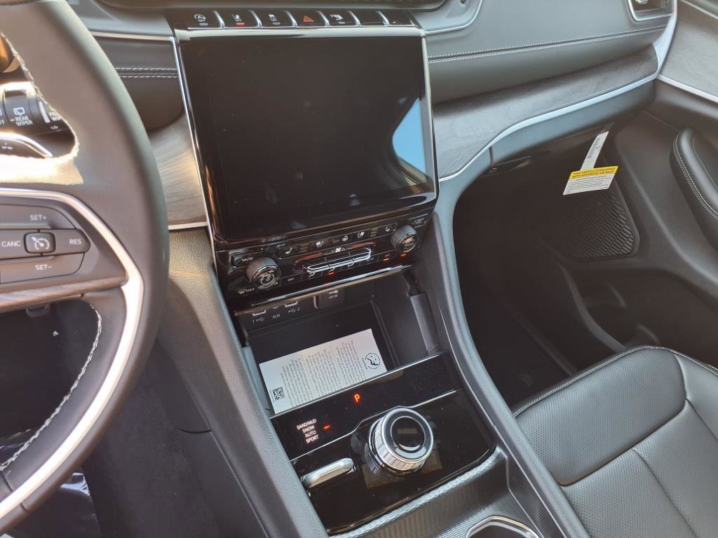 New 2025 Jeep Grand Cherokee L Limited w/ Luxury Tech Group II image 16