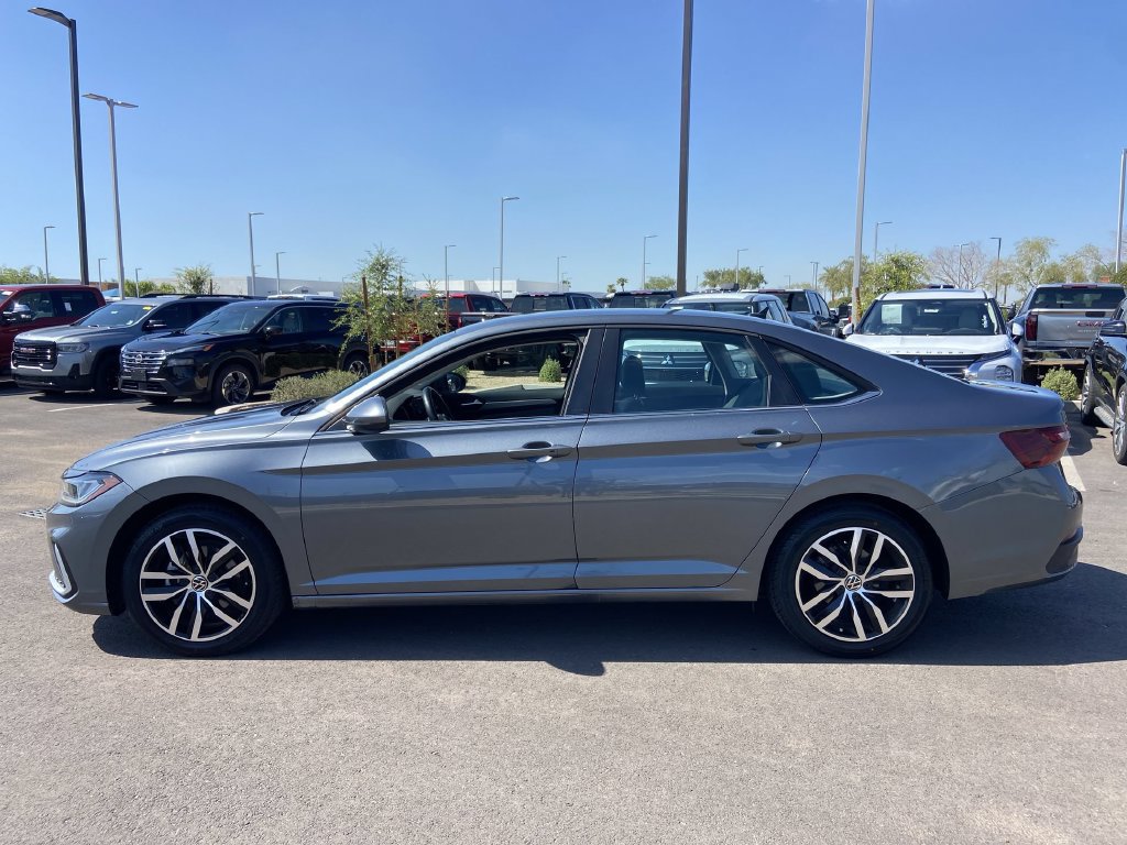Used 2025 Volkswagen Jetta SE FWD image 4