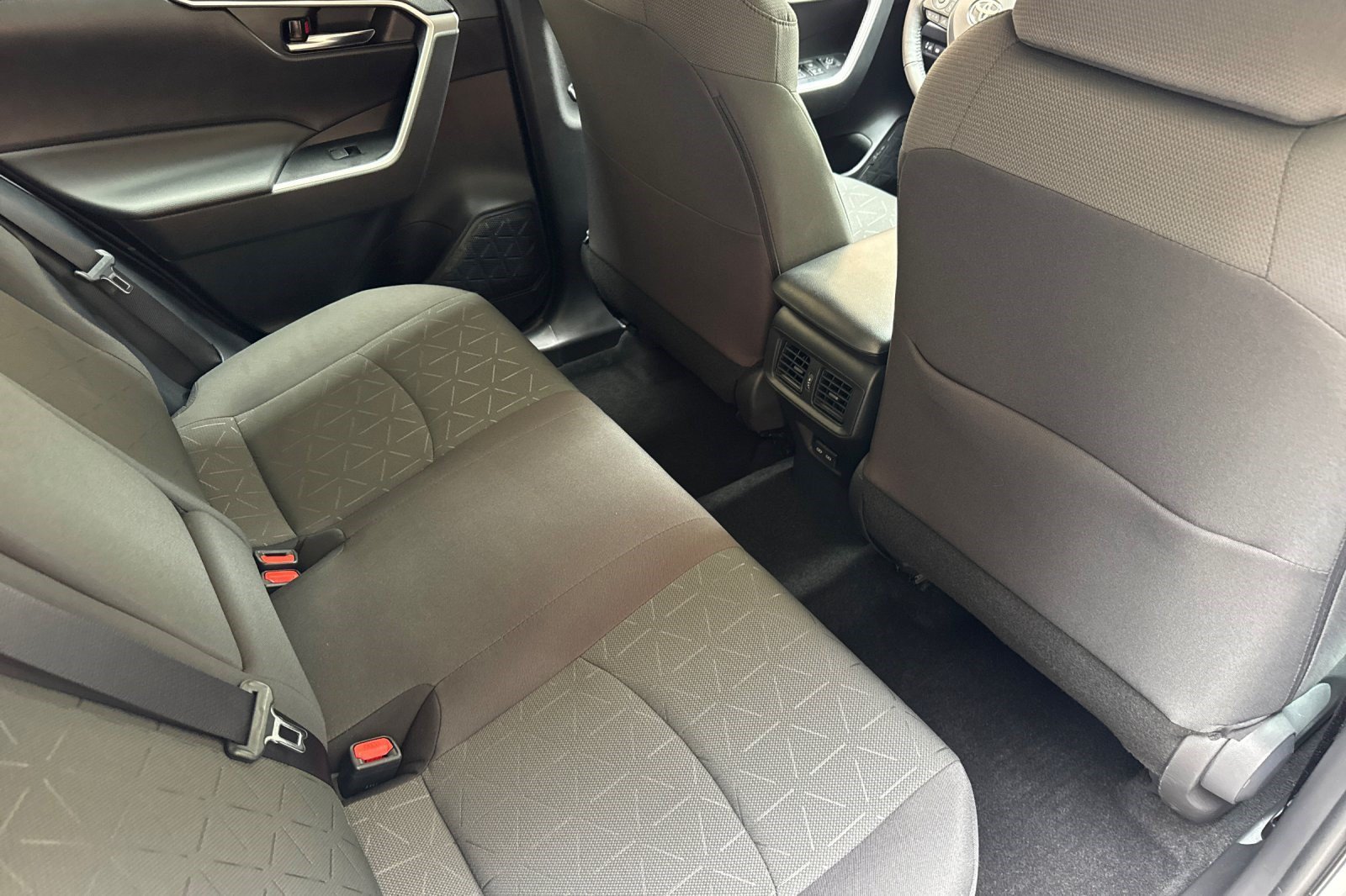 Used 2024 Toyota RAV4 XLE w/ Convenience Package FWD image 33