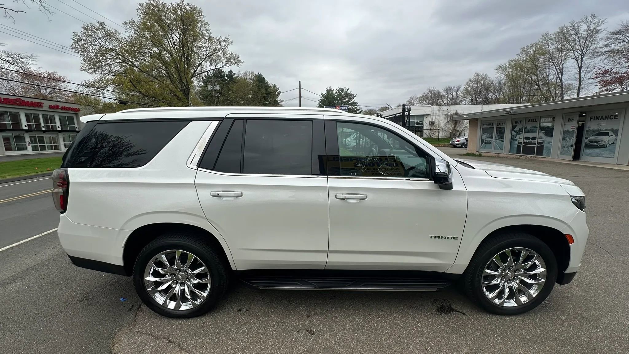 Used 2021 Chevrolet Tahoe Premier w/ Premium Package AWD/4WD image 4