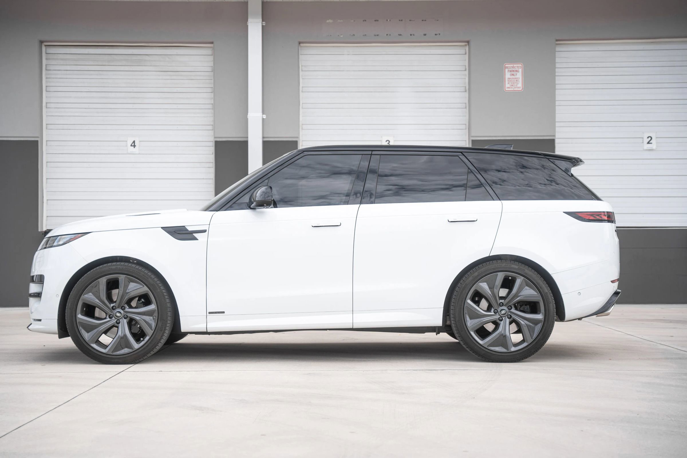 Used 2025 Land Rover Range Rover Sport Autobiography image 3