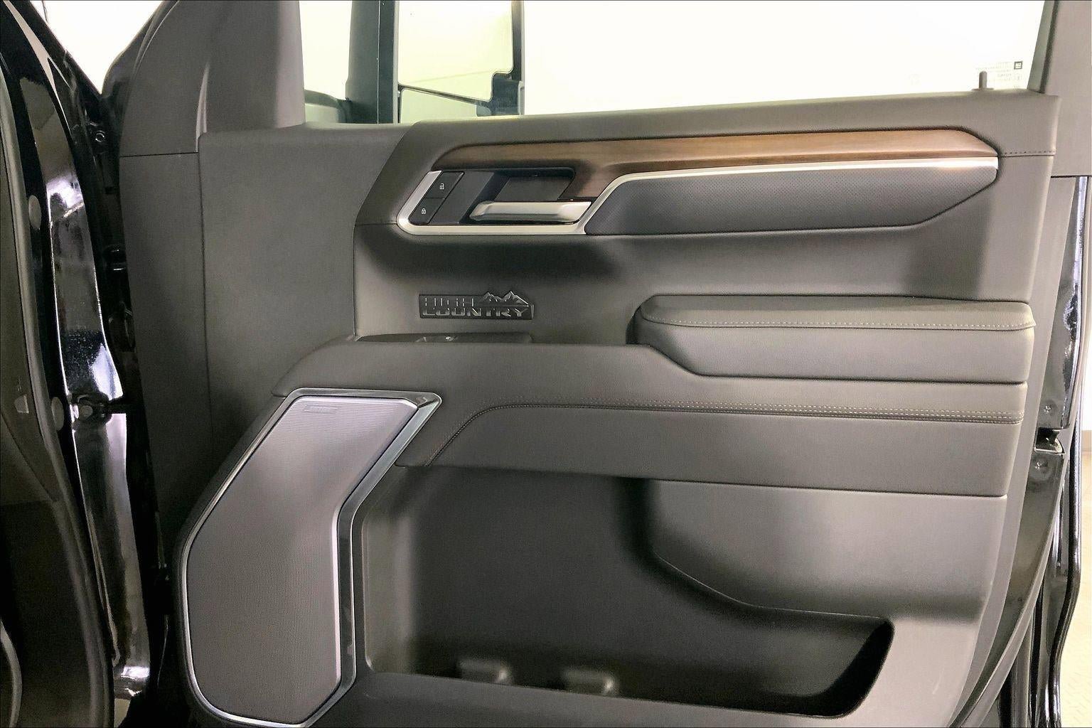 Used 2025 Chevrolet Silverado 1500 High Country w/ High Country Premium Package AWD/4WD image 25