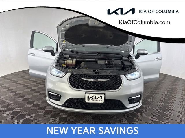 Used 2023 Chrysler Pacifica Touring-L image 11