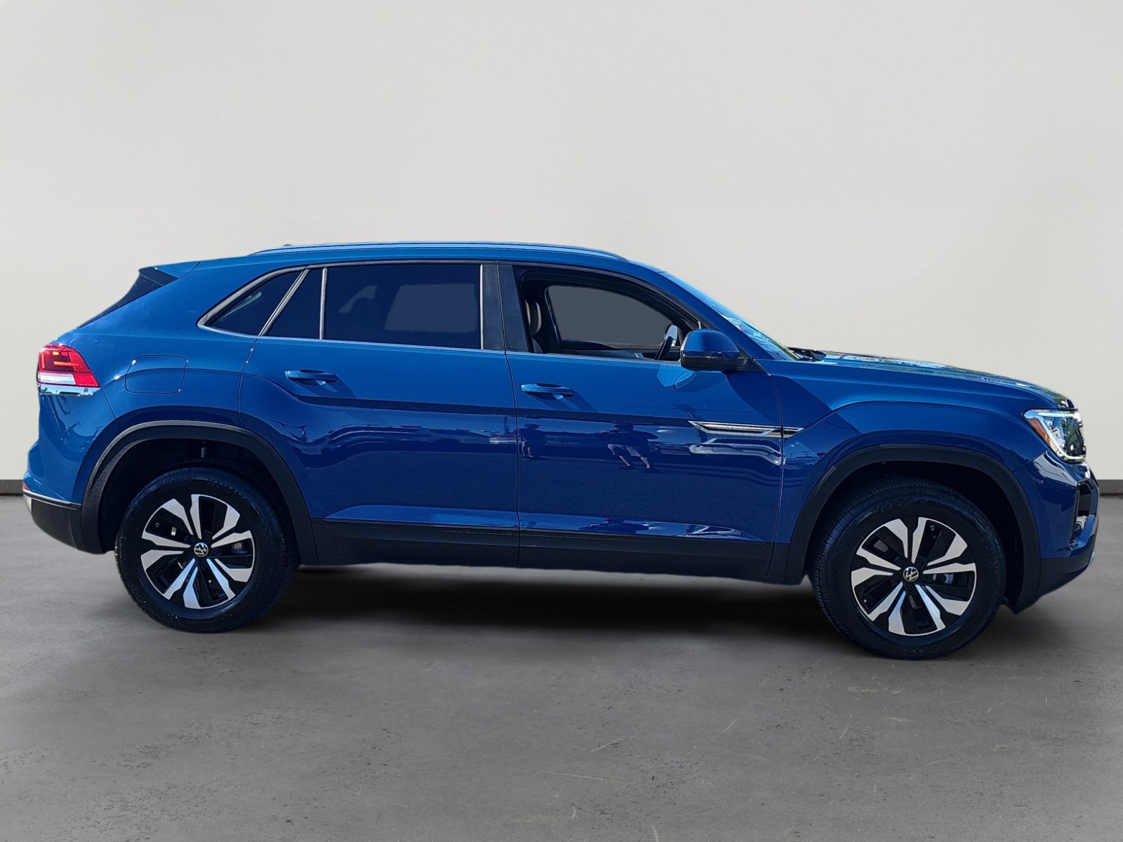 Certified 2025 Volkswagen Atlas Cross Sport SE image 6