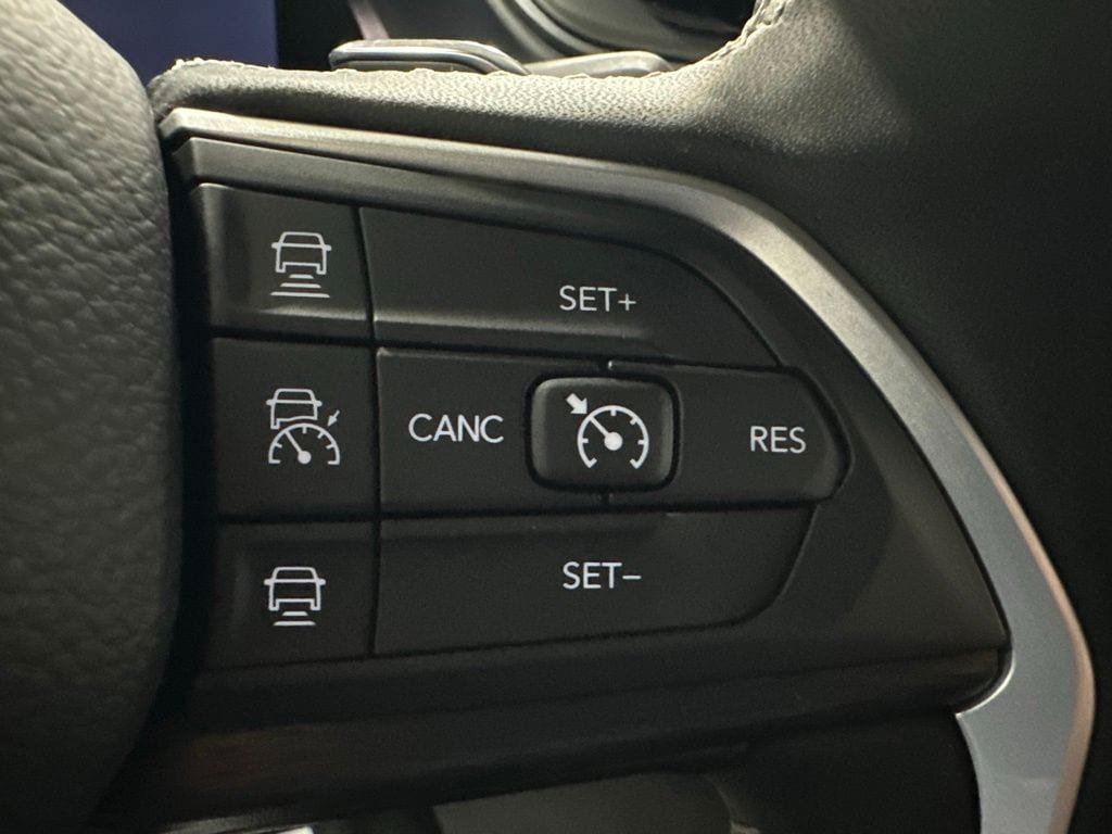Used 2025 Jeep Grand Cherokee Altitude AWD/4WD image 18