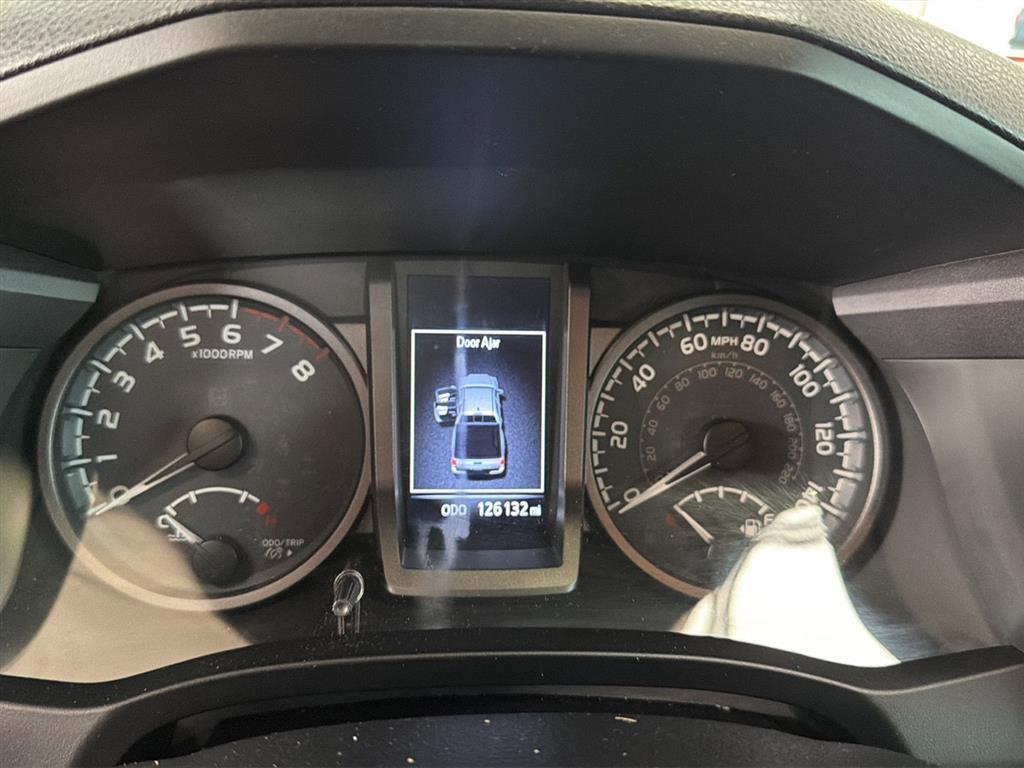 Used 2018 Toyota Tacoma TRD Sport AWD/4WD image 3