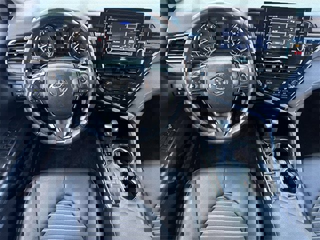 Used 2024 Toyota Camry SE image 11