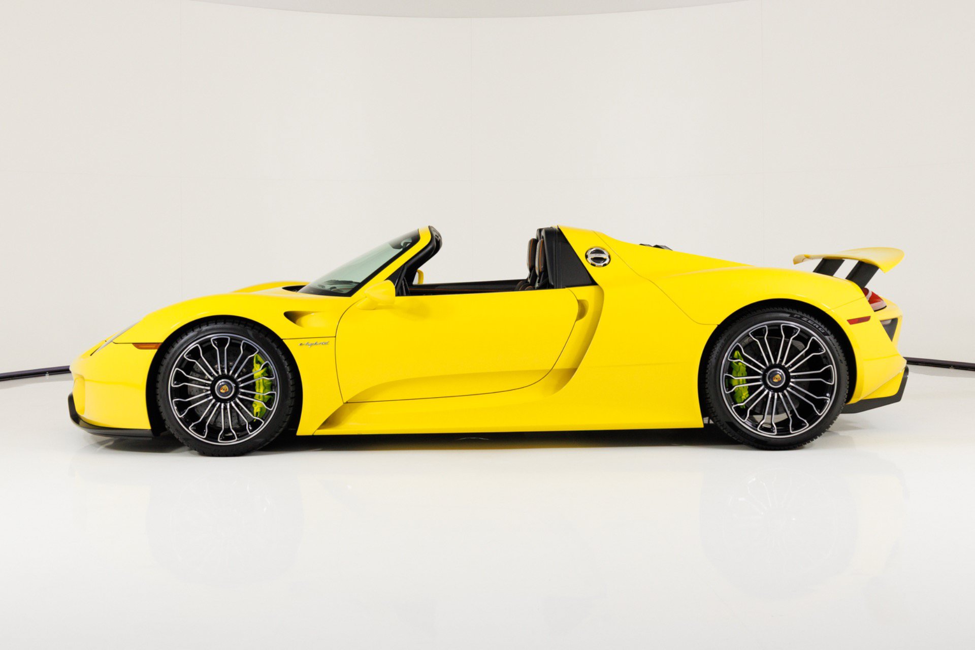 Used 2015 Porsche 918 Spyder AWD/4WD image 7